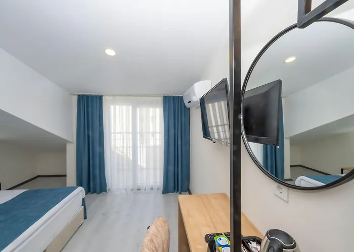 Gloria Airport מלון 3*