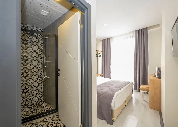 מלון Gloria Airport 3*